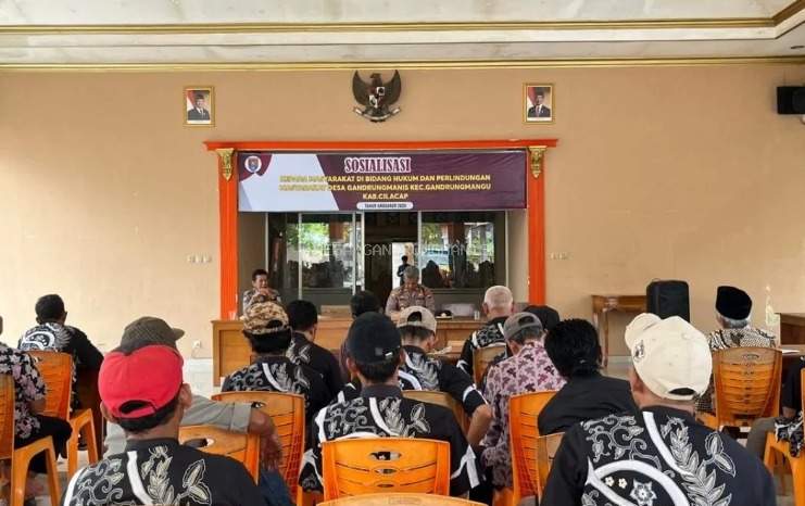 SOSIALISASI KEPADA MASYARAKAT DI BIDANG HUKUM DAN PERLINDUNGAN MASYARAKAT DESA GANDRUNGMANIS KECAMATAN GANDRUNGMANGU