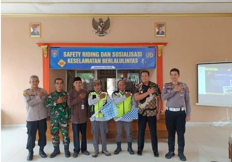 Sosialisasi Safety Riding di Balai Desa Gandrungmanis oleh Polresta Cilacap
